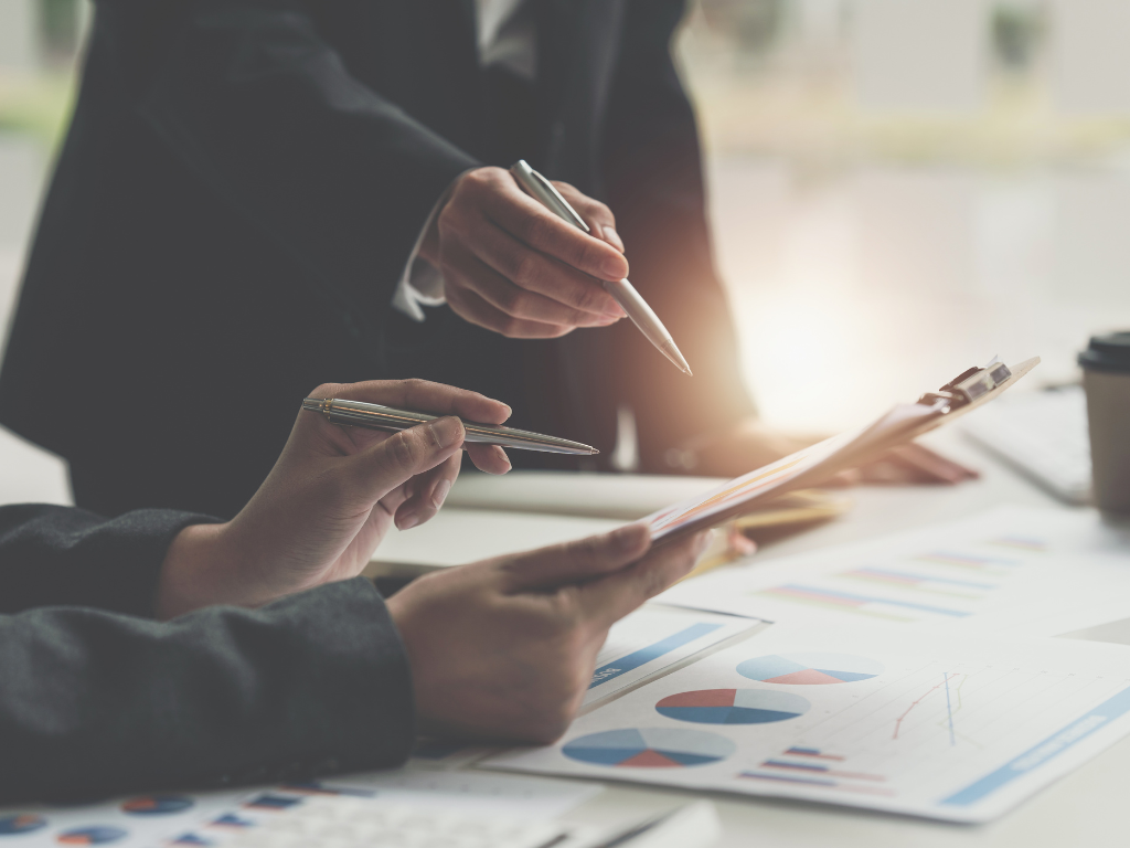 Equipo de consultores en gestión industrial